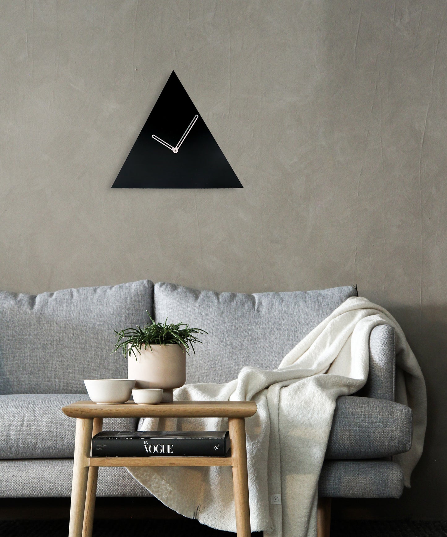 Triangle wall clock - Black